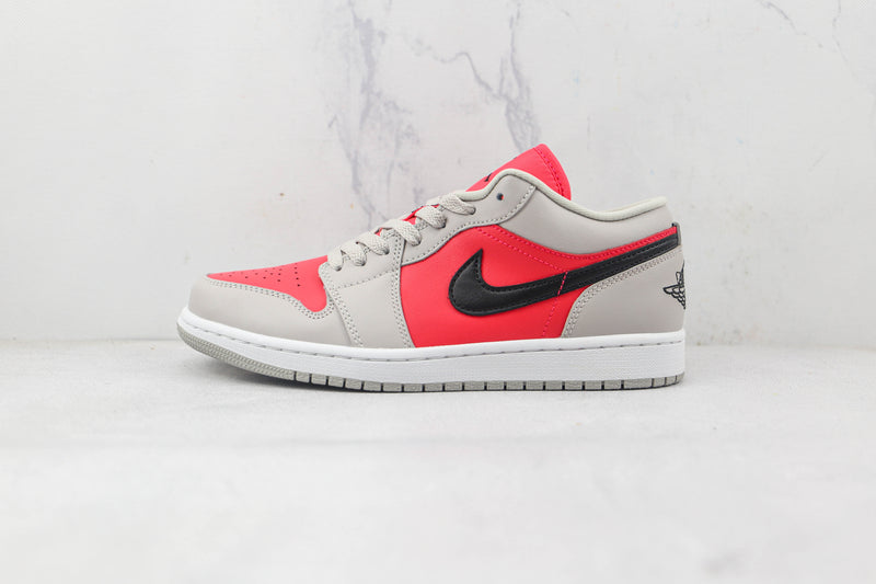 AIR JORDAN 1 LOW x LIGHT IRON ORE SIREN RED [MASCULINO/FEMININO]