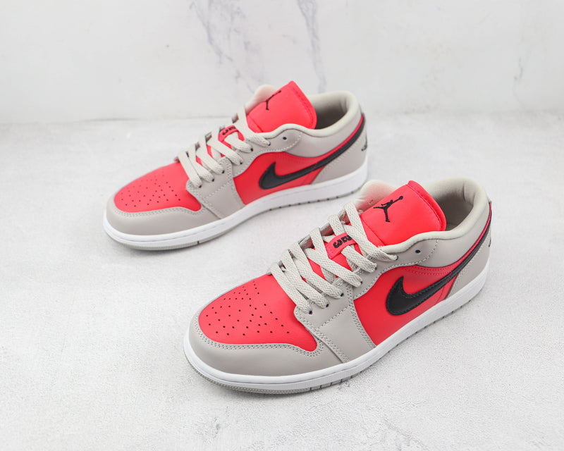 AIR JORDAN 1 LOW x LIGHT IRON ORE SIREN RED [MASCULINO/FEMININO]