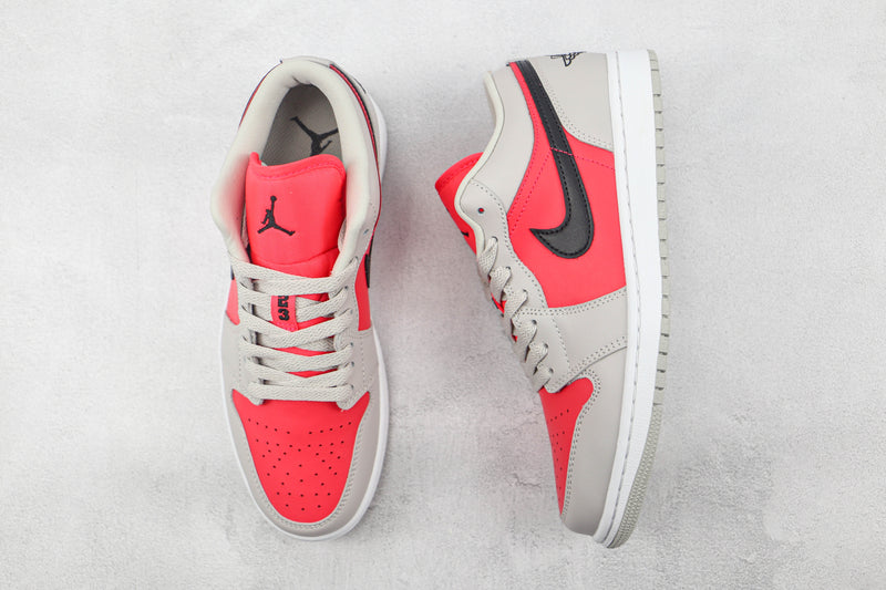 AIR JORDAN 1 LOW x LIGHT IRON ORE SIREN RED [MASCULINO/FEMININO]