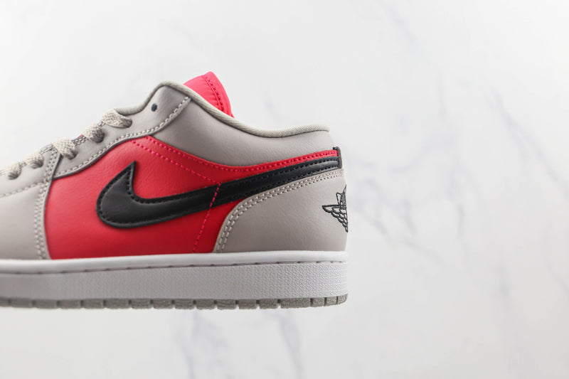 AIR JORDAN 1 LOW x LIGHT IRON ORE SIREN RED [MASCULINO/FEMININO]